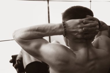 Spor salonuna geri genç adam, eller kalede.