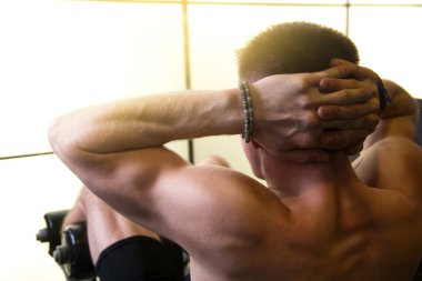 Spor salonuna geri genç adam, eller kalede. 