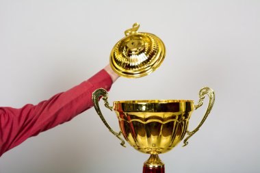 El gold Kupası kapağını açar