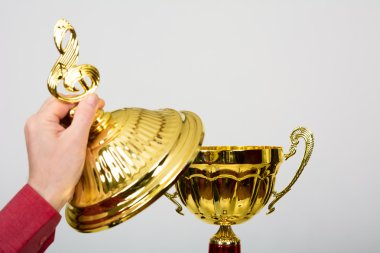 El gold Kupası kapağını açar