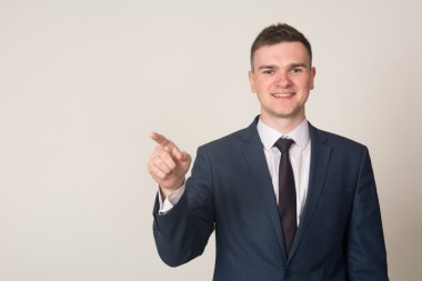 Ekran üzerinde açık renkli itme iş adamı el