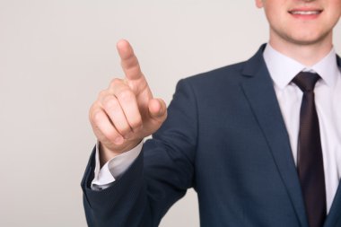 Yakın çekim işadamı el üzerinde açık renkli ekran iterek