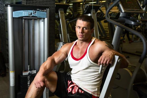 Retrato bonito muscular homem no o ginásio . — Fotografia de Stock