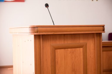 Podyum hoparlör için koridorda mikrofon ile