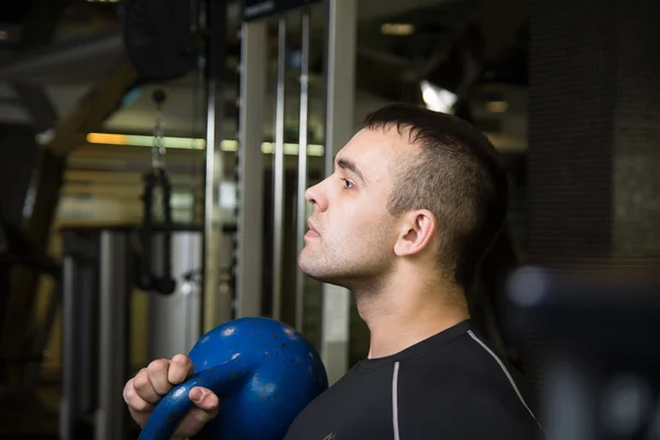 Kettlebell swing training opleiding man op gym — Stockfoto