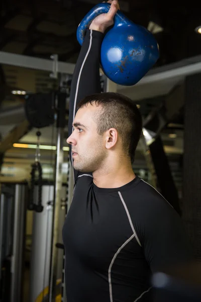 Kettlebell swing training opleiding man op gym — Stockfoto