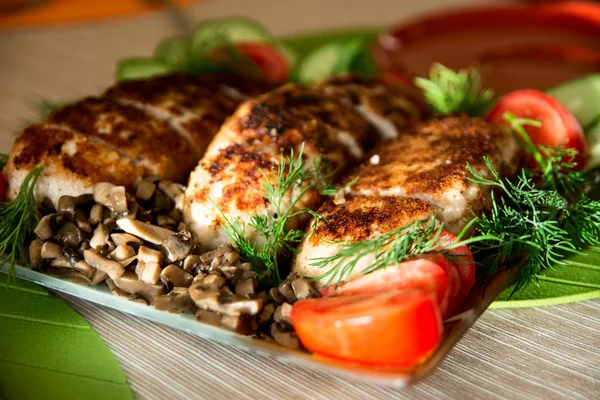 Pan de chuletas de pollo en un plato con pepinos de eneldo, tomate —  Fotos de Stock