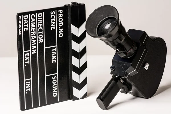 Antigua cámara de cine con claqueta de película . — Foto de Stock