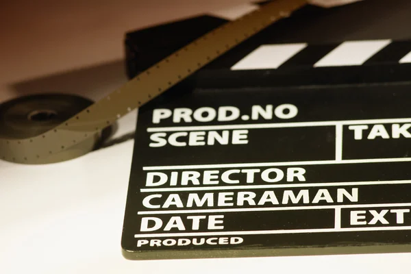 Movie clapper with 16 mm film. Preparations for shooting movie — Stock Photo, Image