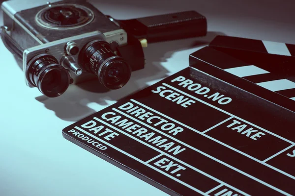 Stary aparat film z filmu clapperboard. — Zdjęcie stockowe