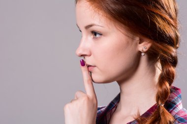 Psst - shushing bir jest yapma pigtails güzel bir kızla 