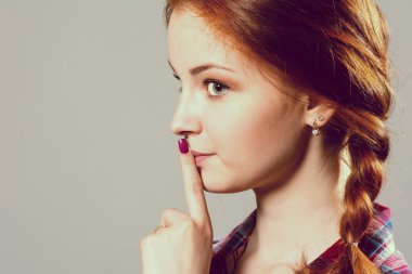 Psst - shushing bir jest yapma pigtails güzel bir kızla 