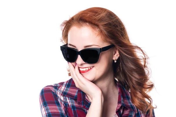 Bir gülümseyen güzel genç Kızıl saçlı kız sunglas portresi
