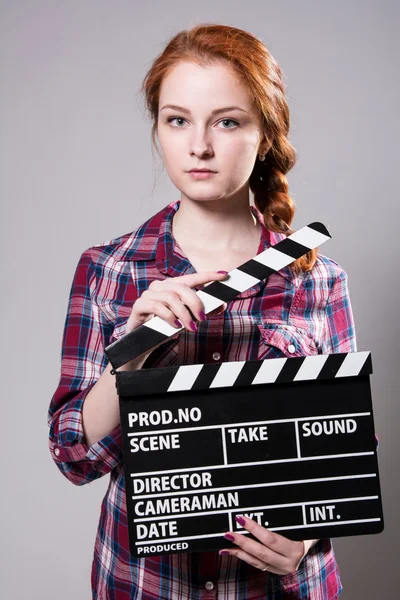 Mulher ruiva bonita segurando um filme palmas — Fotografia de Stock