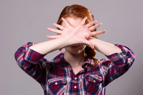 Woman with her hands signaling to stop isolated on a grey backgr — Stock Photo, Image