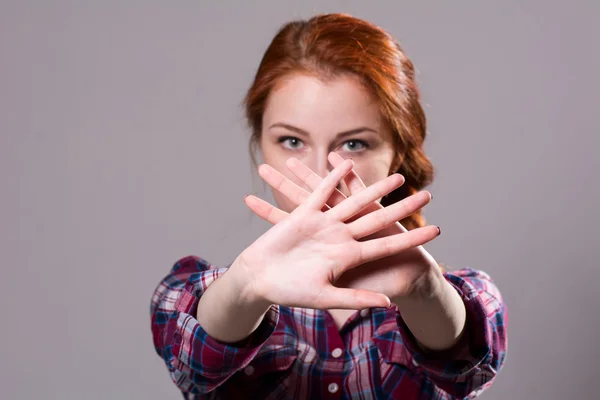 Hors foyer femme avec ses mains signalant d'arrêter isolé sur — Photo