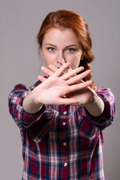 Uit focus vrouw met haar handen signalering te stoppen geïsoleerd op — Stockfoto