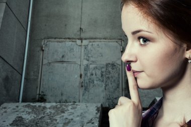 Psst - shushing bir jest yapma pigtails güzel bir kızla 