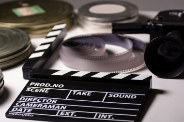 Kamera Filmler ve sinema clapper tablo ile kutuları. 