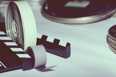 İki makara film, film ve sinema şakşak kutuları. 