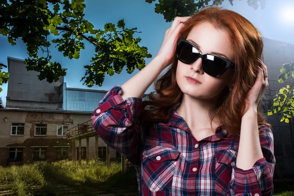 Meisje in zonnebril op achtergrond van het oude gebouw — Stockfoto