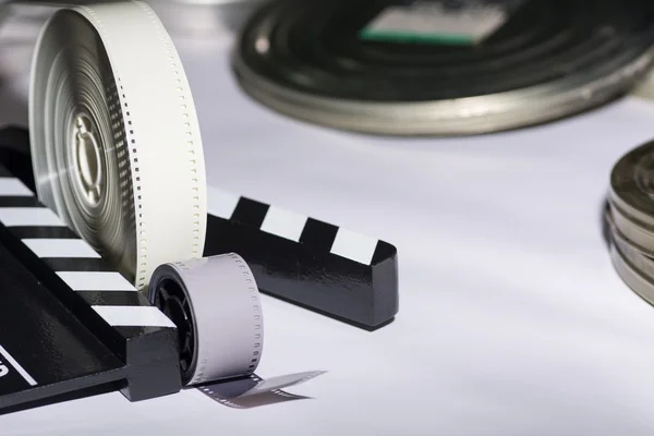 İki makara film, sinema ve film clapper kutuları — Stok fotoğraf