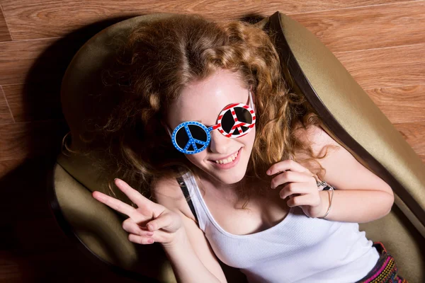 Young girl Show Victory Sign smiling with curly hair wearing sun — Stock Photo, Image