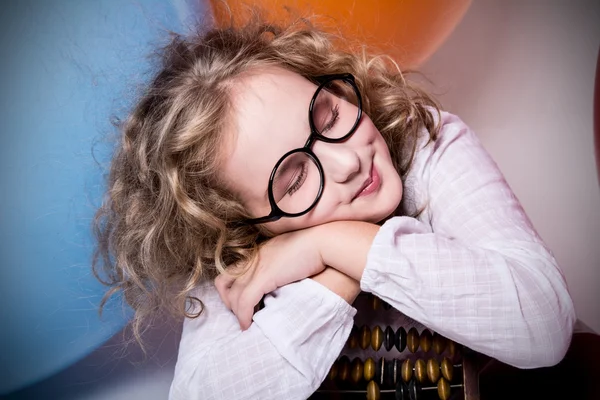 Porträtt av teen flicka drömmer i glas med ögonen stängda igen — Stockfoto