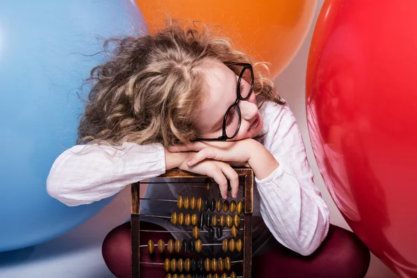 Retrato de menina adolescente sonhando em óculos com os olhos fechados novamente Fotos De Bancos De Imagens