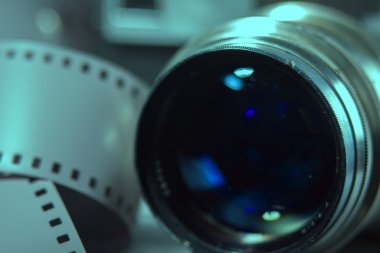 Close-up lens and film metallic color negative film