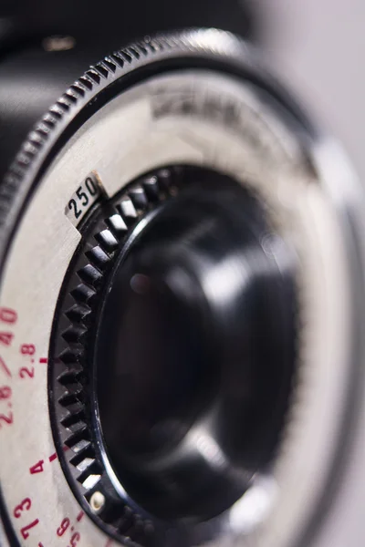 Primer plano de la lente Foto Cámara de película dirigida a disparar — Foto de Stock