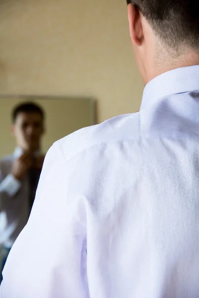 Atrás, el novio atándose la corbata. — Foto de Stock