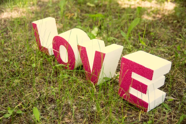 Liefdesbrieven op het groene gras in grunge stijl. — Stockfoto