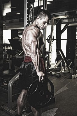 Spor salonunda vücut geliştirmeci.