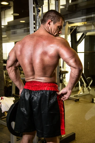 Bodybuilder in the gym. — Stock Photo, Image