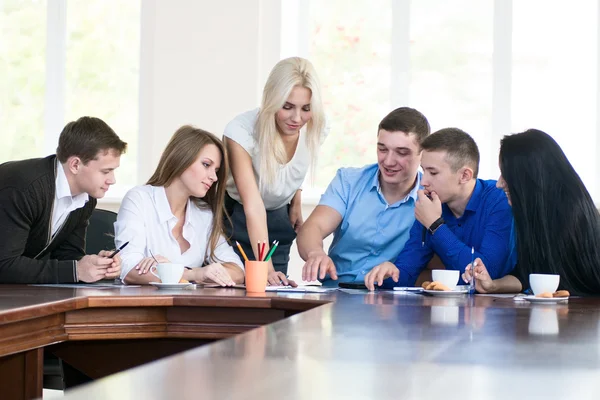 Ein Team aus mehreren jungen Unternehmern diskutiert Ideen — Stockfoto