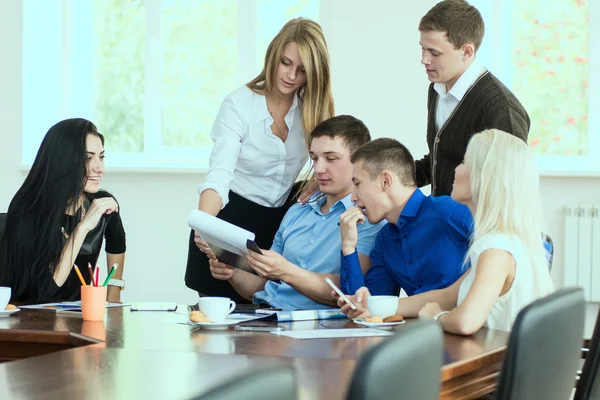 Jovens empresários em uma reunião de negócios no escritório . — Fotografia de Stock