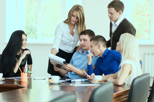 Jungunternehmer bei einem Geschäftstreffen im Büro. — Stockfoto