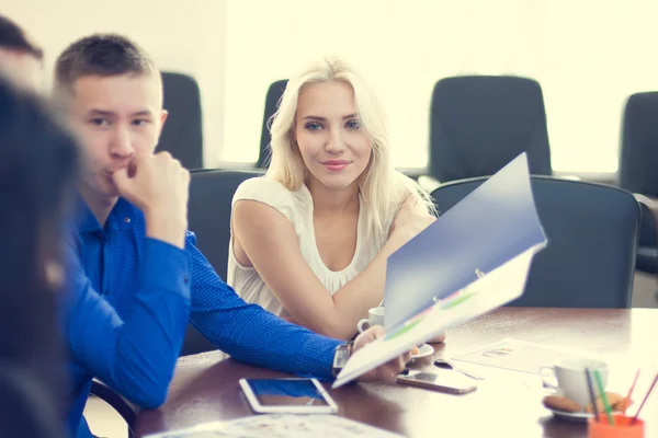 Junge schöne blonde Geschäftsfrau, die aufmerksam seinem Col zuhört — Stockfoto