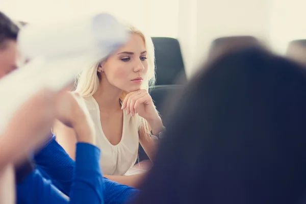 Mujer pensativa de negocios en una reunión en la oficina — Foto de Stock