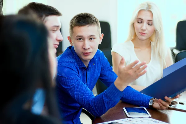 Jungunternehmer im Gespräch mit seinen Partnern. — Stockfoto