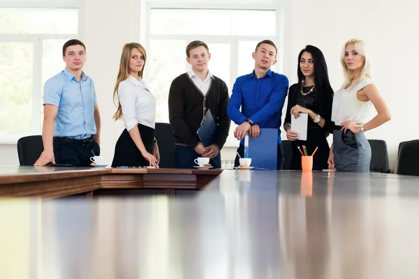 A csapat fiatal sikeres üzleti ember az irodában, a Szent — Stock Fotó