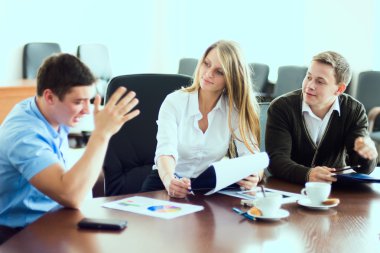 İş ortakları, iş m Erkekler ile genç iş kadını