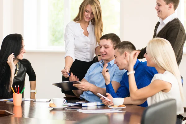 Grupo alegre de jovens empresários no escritório . — Fotografia de Stock