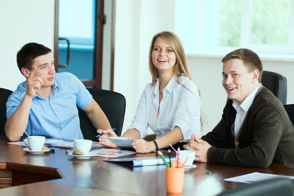 Jeune femme d'affaires avec des partenaires d'affaires, les hommes dans une entreprise m — Photo