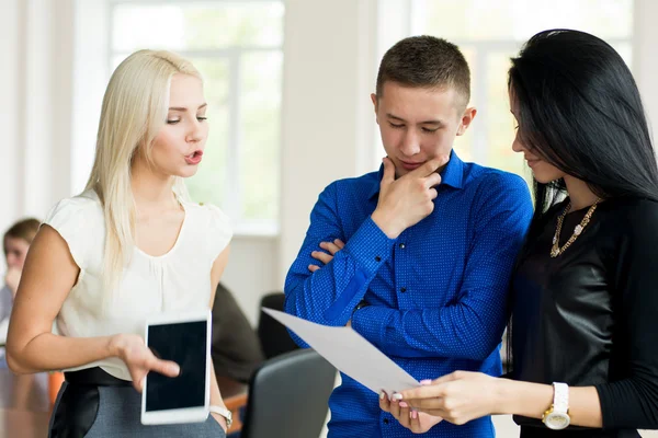 Joven hombre de negocios hablando con sus socios . —  Fotos de Stock