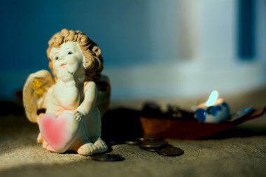 Heykelcik hayalleri küçük melek kalpli mumlar yanan