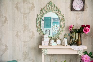 Vintage iç ayna ve bir vazo ve flovers içeren bir tablo ile