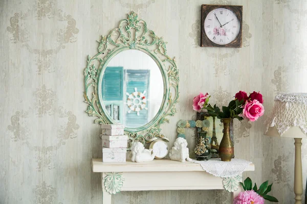 Vintage iç ayna ve bir vazo ve flovers içeren bir tablo ile