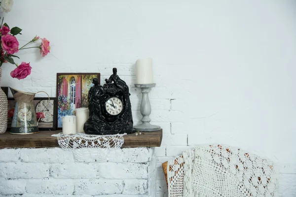 Jarrones de diseño interior con flores y velas reloj de ladrillo firep — Foto de Stock